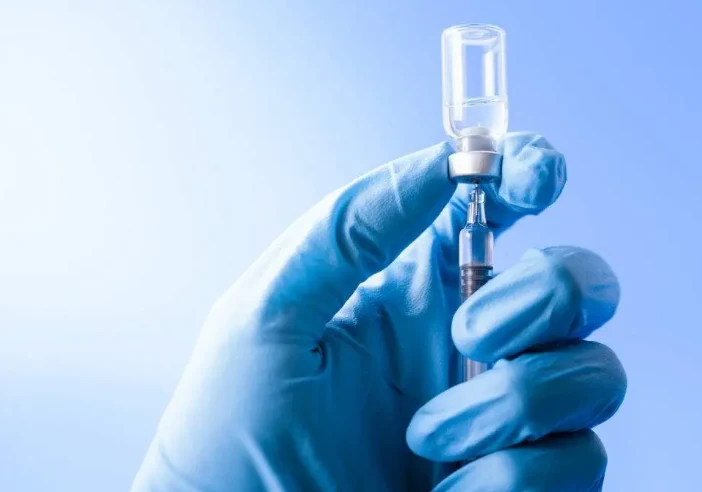 Frasco de medicamento imunoterápico sendo preparado em seringa